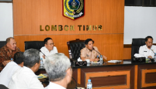 Bupati Lombok Timur Haerul Warisin dan Sekda Muhammad Juaini Taofik membahas agenda strategis saat menerima audiensi Dinas Perindustrian NTB serta Perum Bulog di Ruang Rapat Bupati, Rabu 6 Mei 2026. (Foto: Lombokini.com/PKP Setda Lotim).