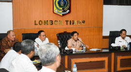 Bupati Lombok Timur Haerul Warisin dan Sekda Muhammad Juaini Taofik membahas agenda strategis saat menerima audiensi Dinas Perindustrian NTB serta Perum Bulog di Ruang Rapat Bupati, Rabu 6 Mei 2026. (Foto: Lombokini.com/PKP Setda Lotim).