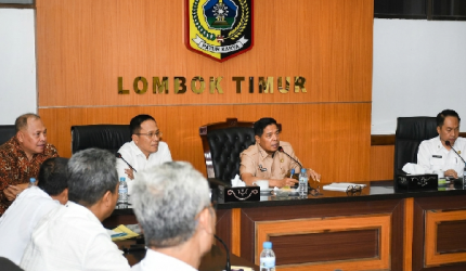 Bupati Lombok Timur Haerul Warisin dan Sekda Muhammad Juaini Taofik membahas agenda strategis saat menerima audiensi Dinas Perindustrian NTB serta Perum Bulog di Ruang Rapat Bupati, Rabu 6 Mei 2026.