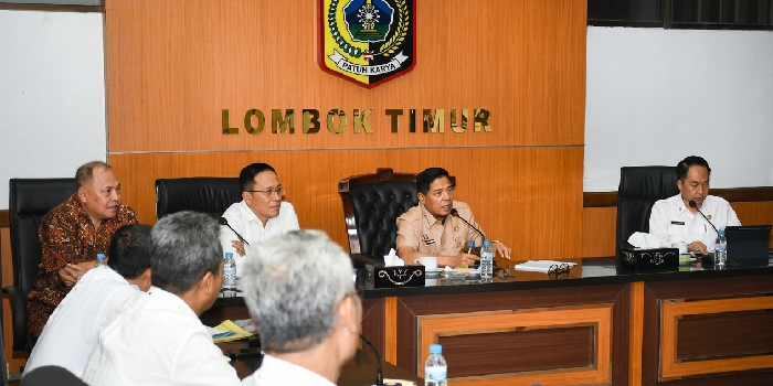 Bupati Lombok Timur Haerul Warisin dan Sekda Muhammad Juaini Taofik membahas agenda strategis saat menerima audiensi Dinas Perindustrian NTB serta Perum Bulog di Ruang Rapat Bupati, Rabu 6 Mei 2026. (Foto: Lombokini.com/PKP Setda Lotim).