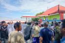 Ratusan nelayan Lombok Timur mendemo SPBN Tanjung Luar, Selasa 19 Mei 2026, menuntut Pertamina memenuhi kuota BBM subsidi yang kosong. (Foto: Lombokini.com/Andy).