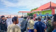 Ratusan nelayan Lombok Timur mendemo SPBN Tanjung Luar, Selasa 19 Mei 2026, menuntut Pertamina memenuhi kuota BBM subsidi yang kosong. (Foto: Lombokini.com/Andy).