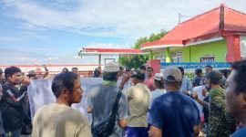 Ratusan nelayan Lombok Timur mendemo SPBN Tanjung Luar, Selasa 19 Mei 2026, menuntut Pertamina memenuhi kuota BBM subsidi yang kosong. (Foto: Lombokini.com/Andy).