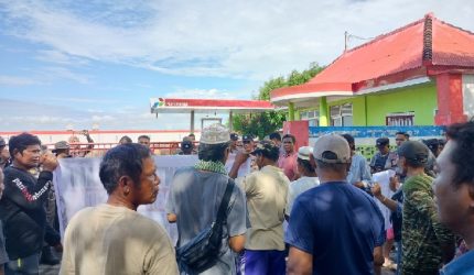 Ratusan nelayan Lombok Timur mendemo SPBN Tanjung Luar, Selasa 19 Mei 2026, menuntut Pertamina memenuhi kuota BBM subsidi yang kosong.