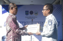 Dishub NTB bersama Jasa Raharja serahkan sertifikat keselamatan ke perusahaan angkutan umum di halaman kantor Dishub NTB, Mataram, Kamis 21 Mei 2026, sebagai wujud komitmen cegah kecelakaan. (Foto: Lombokini.com).