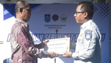 Dishub NTB bersama Jasa Raharja serahkan sertifikat keselamatan ke perusahaan angkutan umum di halaman kantor Dishub NTB, Mataram, Kamis 21 Mei 2026, sebagai wujud komitmen cegah kecelakaan. (Foto: Lombokini.com).