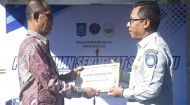 Dishub NTB bersama Jasa Raharja serahkan sertifikat keselamatan ke perusahaan angkutan umum di halaman kantor Dishub NTB, Mataram, Kamis 21 Mei 2026, sebagai wujud komitmen cegah kecelakaan. (Foto: Lombokini.com).