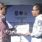 Dishub NTB bersama Jasa Raharja serahkan sertifikat keselamatan ke perusahaan angkutan umum di halaman kantor Dishub NTB, Mataram, Kamis 21 Mei 2026, sebagai wujud komitmen cegah kecelakaan. (Foto: Lombokini.com).