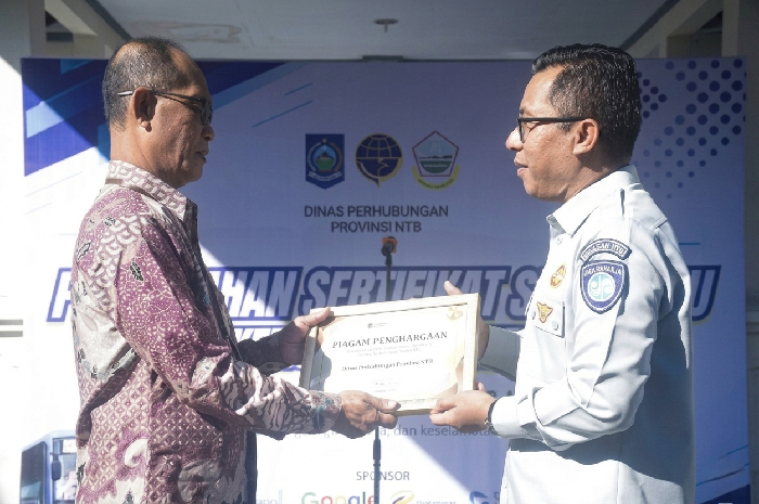 Dishub NTB bersama Jasa Raharja serahkan sertifikat keselamatan ke perusahaan angkutan umum di halaman kantor Dishub NTB, Mataram, Kamis 21 Mei 2026, sebagai wujud komitmen cegah kecelakaan. (Foto: Lombokini.com).