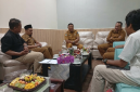 FITRA NTB menawarkan konsep Citizen Budget kepada Diskominfotik NTB dalam audiensi, Senin 25 Mei 2026. (Foto: Harianto/Lombokini.com).
