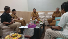 FITRA NTB menawarkan konsep Citizen Budget kepada Diskominfotik NTB dalam audiensi, Senin 25 Mei 2026. (Foto: Harianto/Lombokini.com).