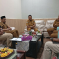 FITRA NTB menawarkan konsep Citizen Budget kepada Diskominfotik NTB dalam audiensi, Senin 25 Mei 2026. (Foto: Harianto/Lombokini.com).
