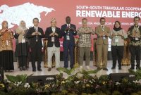 Delegasi Indonesia, Madagaskar, Nepal, Kenya, dan Jerman berpose bersama usai mengikuti forum energi terbarukan di Mataram, Selasa 19 Mei 2026. (Foto: Lombokini.com/Diskominfotik).