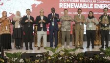 Delegasi Indonesia, Madagaskar, Nepal, Kenya, dan Jerman berpose bersama usai mengikuti forum energi terbarukan di Mataram, Selasa 19 Mei 2026. (Foto: Lombokini.com/Diskominfotik).