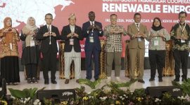 Delegasi Indonesia, Madagaskar, Nepal, Kenya, dan Jerman berpose bersama usai mengikuti forum energi terbarukan di Mataram, Selasa 19 Mei 2026. (Foto: Lombokini.com/Diskominfotik).