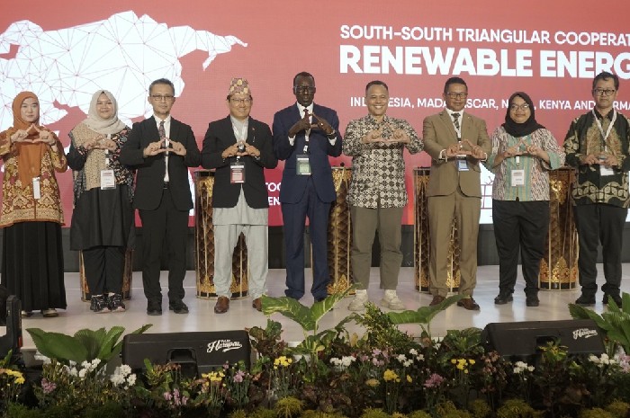 Delegasi Indonesia, Madagaskar, Nepal, Kenya, dan Jerman berpose bersama usai mengikuti forum energi terbarukan di Mataram, Selasa 19 Mei 2026. (Foto: Lombokini.com/Diskominfotik).