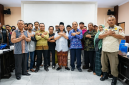 GEMPUR dan perwakilan pedagang berfoto bersama pejabat Pemkab Lombok Timur usai menggelar pertemuan di ruang rapat Kantor Bupati Lombok Timur, Kamis 7 Mei 2026. (Foto: Lombokini.com).