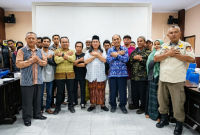 GEMPUR dan perwakilan pedagang berfoto bersama pejabat Pemkab Lombok Timur usai menggelar pertemuan di ruang rapat Kantor Bupati Lombok Timur, Kamis 7 Mei 2026. (Foto: Lombokini.com).