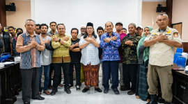GEMPUR dan perwakilan pedagang berfoto bersama pejabat Pemkab Lombok Timur usai menggelar pertemuan di ruang rapat Kantor Bupati Lombok Timur, Kamis 7 Mei 2026. (Foto: Lombokini.com).