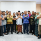 GEMPUR dan perwakilan pedagang berfoto bersama pejabat Pemkab Lombok Timur usai menggelar pertemuan di ruang rapat Kantor Bupati Lombok Timur, Kamis 7 Mei 2026. (Foto: Lombokini.com).