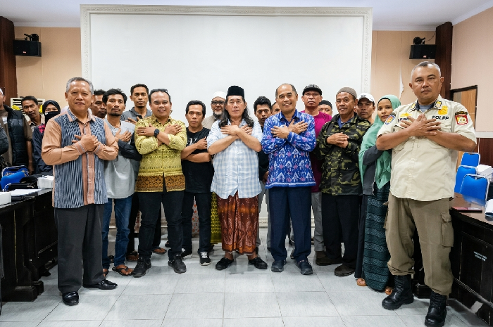 GEMPUR dan perwakilan pedagang berfoto bersama pejabat Pemkab Lombok Timur usai menggelar pertemuan di ruang rapat Kantor Bupati Lombok Timur, Kamis 7 Mei 2026. (Foto: Lombokini.com).