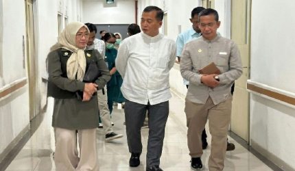 Gubernur NTB, Lalu Muhamad Iqbal, didampingi Direktur RSUP NTB, drg. Asrul Sani, dan para wakil direktur saat mengunjungi RSUD Provinsi NTB.