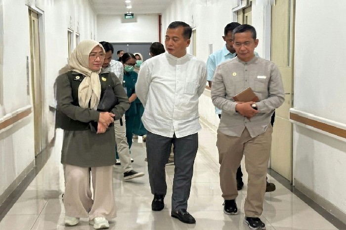 Gubernur NTB, Lalu Muhamad Iqbal, didampingi Direktur RSUP NTB, drg. Asrul Sani, dan para wakil direktur saat mengunjungi RSUD Provinsi NTB. (Foto: Lombokini.com/Istimewa).