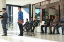 Sekda Lombok Timur membacakan amanat Menteri Komdigi pada upacara Harkitnas ke-118 di halaman Kantor Bupati Lombok Timur, Rabu 20 Mei 2026. (Foto: Lombokini.com/PKP Setda Lotim).