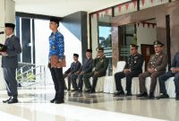 Sekda Lombok Timur membacakan amanat Menteri Komdigi pada upacara Harkitnas ke-118 di halaman Kantor Bupati Lombok Timur, Rabu 20 Mei 2026. (Foto: Lombokini.com/PKP Setda Lotim).