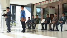 Sekda Lombok Timur membacakan amanat Menteri Komdigi pada upacara Harkitnas ke-118 di halaman Kantor Bupati Lombok Timur, Rabu 20 Mei 2026. (Foto: Lombokini.com/PKP Setda Lotim).