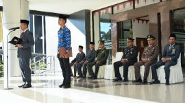Sekda Lombok Timur membacakan amanat Menteri Komdigi pada upacara Harkitnas ke-118 di halaman Kantor Bupati Lombok Timur, Rabu 20 Mei 2026. (Foto: Lombokini.com/PKP Setda Lotim).