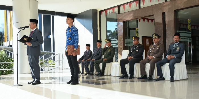 Sekda Lombok Timur membacakan amanat Menteri Komdigi pada upacara Harkitnas ke-118 di halaman Kantor Bupati Lombok Timur, Rabu 20 Mei 2026. (Foto: Lombokini.com/PKP Setda Lotim).