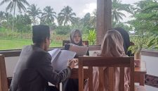 Koordinator Pelatihan Pembinaan dan Prestasi LPTQ Lombok Timur, Eka Budiansyah, mengungkapkan bahwa pihak LPTQ telah menyepakati sebuah langkah strategis agar kemampuan ingatan para peserta, khususnya cabang hafalan, tidak kendor selama masa libur pemusatan latihan. (Foto: Lombokini.com/Paozan Azima).