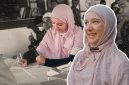 Di sela-sela acara penutupan, seorang Warga Negara Asing (WNA) asal Swiss bernama Moana resmi memeluk agama Islam setelah mengikrarkan dua kalimat syahadat di hadapan ratusan kafilah dan pelatih Lombok Timur, di Tetebatu, Senin 25 Mei 2026. (Foto: Lombokini.com/Azima).