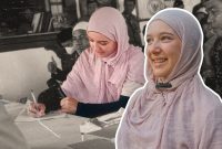 Ketua Komisi Fatwa Dewan Pemimpin MUI Lombok Timur, TGH Ayudin Nuruddin, membimbing Moana, WNA asal Swiss, mengikrarkan dua kalimat syahadat dan resmi memeluk agama Islam di sela-sela acara penutupan Training Center (TC) MTQ XXXI 2026 Lombok Timur. Ratusan kafilah menyaksikan prosesi tersebut. Sekda Lombok Timur, H. M. Juaini Taofik, turut menyaksikan langsung di Tetebatu, Senin 25 Mei 2026. (Foto: Lombokini.com/Azima).