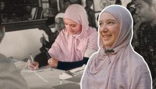 Di sela-sela acara penutupan, seorang Warga Negara Asing (WNA) asal Swiss bernama Moana resmi memeluk agama Islam setelah mengikrarkan dua kalimat syahadat di hadapan ratusan kafilah dan pelatih Lombok Timur, di Tetebatu, Senin 25 Mei 2026. (Foto: Lombokini.com/Azima).