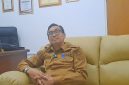 Kepala Dinas Kesehatan Lombok Timur, H. Lalu Aries Fahrozi, S.Kep.NS., M.Kep, mengungkapkan bahwa pengerjaan fisik gedung bersumber dari Dana Alokasi Khusus (DAK) tersebut sebenarnya telah rampung sejak tahun lalu. Namun, izin operasionalnya masih tertahan pada proses birokrasi daerah.