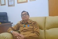 Kepala Dinas Kesehatan Lombok Timur, H. Lalu Aries Fahrozi, S.Kep.NS., M.Kep, mengungkapkan bahwa pengerjaan fisik gedung bersumber dari Dana Alokasi Khusus (DAK) tersebut sebenarnya telah rampung sejak tahun lalu. Namun, izin operasionalnya masih tertahan pada proses birokrasi daerah.