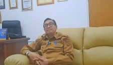 Kepala Dinas Kesehatan Lombok Timur, H. Lalu Aries Fahrozi, S.Kep.NS., M.Kep, mengungkapkan bahwa pengerjaan fisik gedung bersumber dari Dana Alokasi Khusus (DAK) tersebut sebenarnya telah rampung sejak tahun lalu. Namun, izin operasionalnya masih tertahan pada proses birokrasi daerah.