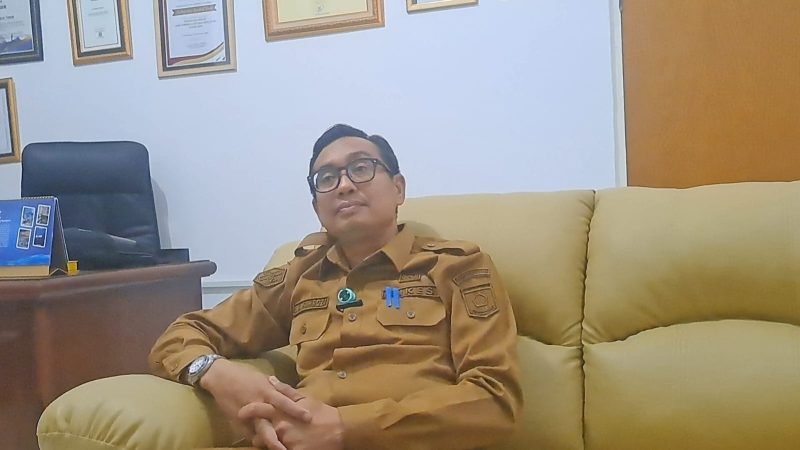 Kepala Dinas Kesehatan Lombok Timur, H. Lalu Aries Fahrozi, S.Kep.NS., M.Kep, mengungkapkan bahwa pengerjaan fisik gedung bersumber dari Dana Alokasi Khusus (DAK) tersebut sebenarnya telah rampung sejak tahun lalu. Namun, izin operasionalnya masih tertahan pada proses birokrasi daerah.