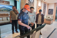 Sekda Lombok Timur Muhammad Juaini Taofik mendampingi Gubernur NTB Lalu Muhammad Iqbal meresmikan Pusat Informasi Geopark Rinjani di Sembalun, Sabtu 2 Mei 2026. (Foto: Lombokini.com).