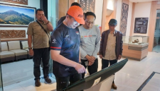 Sekda Lombok Timur Muhammad Juaini Taofik mendampingi Gubernur NTB Lalu Muhammad Iqbal meresmikan Pusat Informasi Geopark Rinjani di Sembalun, Sabtu 2 Mei 2026. (Foto: Lombokini.com).