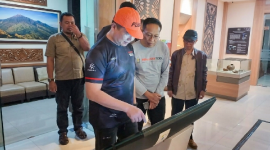 Sekda Lombok Timur Muhammad Juaini Taofik mendampingi Gubernur NTB Lalu Muhammad Iqbal meresmikan Pusat Informasi Geopark Rinjani di Sembalun, Sabtu 2 Mei 2026. (Foto: Lombokini.com).