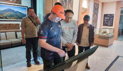 Sekda Lombok Timur Muhammad Juaini Taofik mendampingi Gubernur NTB Lalu Muhammad Iqbal meresmikan Pusat Informasi Geopark Rinjani di Sembalun, Sabtu 2 Mei 2026.
