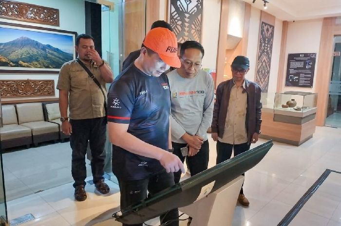Sekda Lombok Timur Muhammad Juaini Taofik mendampingi Gubernur NTB Lalu Muhammad Iqbal meresmikan Pusat Informasi Geopark Rinjani di Sembalun, Sabtu 2 Mei 2026. (Foto: Lombokini.com).