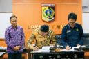 Bupati Lombok Timur Haerul Warisin dan Rektor Unram Prof. Sukardi menandatangani hibah lahan untuk pusat riset rumput laut dan klinik spesialis kepulauan di Ekas, Kamis 30 April 2026 di Ruang Rapat Bupati. (Foto: Lombokini.com/Humas Pemkab Lotim).