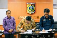 Bupati Lombok Timur Haerul Warisin dan Rektor Unram Prof. Sukardi menandatangani hibah lahan untuk pusat riset rumput laut dan klinik spesialis kepulauan di Ekas, Kamis 30 April 2026 di Ruang Rapat Bupati. (Foto: Lombokini.com/Humas Pemkab Lotim).