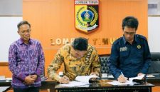 Bupati Lombok Timur Haerul Warisin dan Rektor Unram Prof. Sukardi menandatangani hibah lahan untuk pusat riset rumput laut dan klinik spesialis kepulauan di Ekas, Kamis 30 April 2026 di Ruang Rapat Bupati. (Foto: Lombokini.com/Humas Pemkab Lotim).