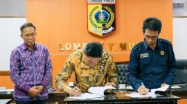 Bupati Lombok Timur Haerul Warisin dan Rektor Unram Prof. Sukardi menandatangani hibah lahan untuk pusat riset rumput laut dan klinik spesialis kepulauan di Ekas, Kamis 30 April 2026 di Ruang Rapat Bupati. (Foto: Lombokini.com/Humas Pemkab Lotim).