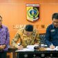 Bupati Lombok Timur Haerul Warisin dan Rektor Unram Prof. Sukardi menandatangani hibah lahan untuk pusat riset rumput laut dan klinik spesialis kepulauan di Ekas, Kamis 30 April 2026 di Ruang Rapat Bupati. (Foto: Lombokini.com/Humas Pemkab Lotim).